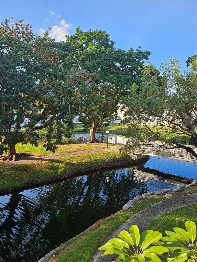 Building Photo - 5140 SW 40th Ave