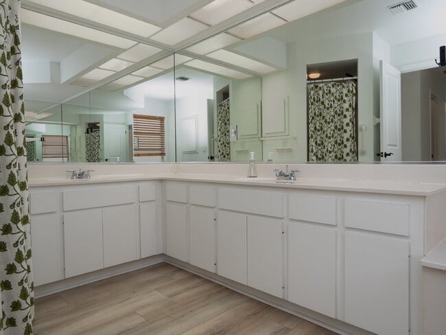 Building Photo - "Spacious 3-Bedroom Pool Home with 2 Baths & 2,075 Sq. Ft. of Comfort in Venice, FL!"