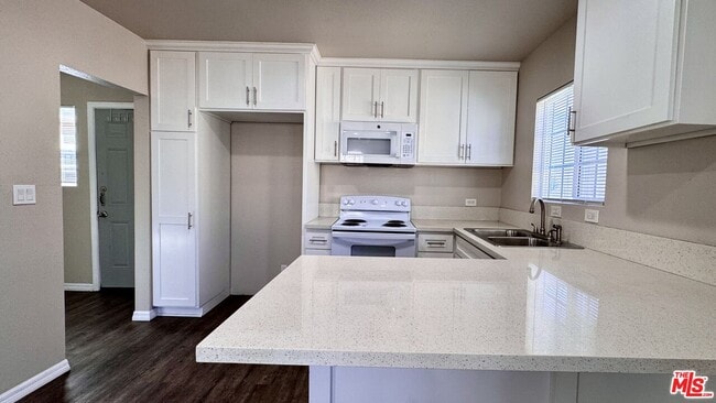 Building Photo - 6117 1/2 S Victoria Ave