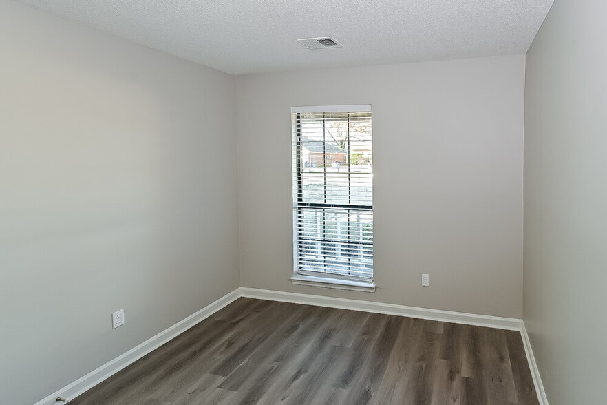 Building Photo - 10873 E Ridge Dr