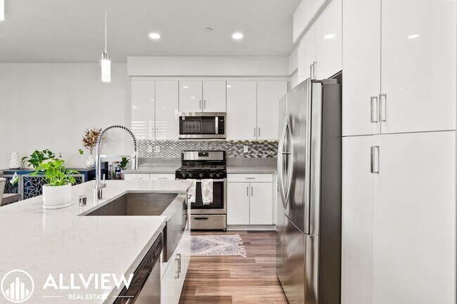 Building Photo - Bright & Upgraded 2 bedroom Anaheim Townhome in Prime Location!