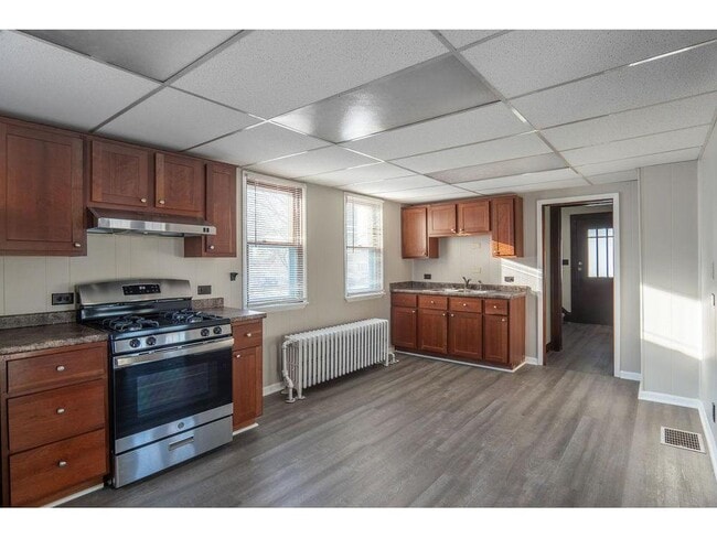 Building Photo - 890 Arkwright St N