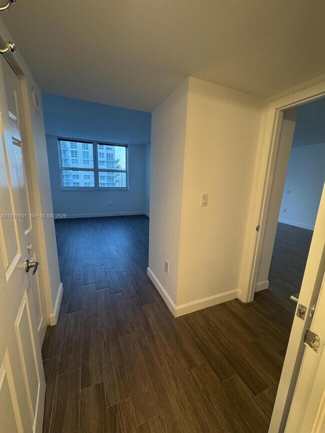 Building Photo - 1155 Brickell Bay Dr