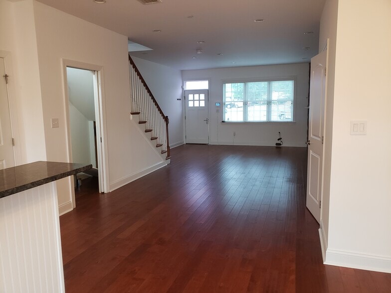 Living - Empty - 846 Northwestern Ave