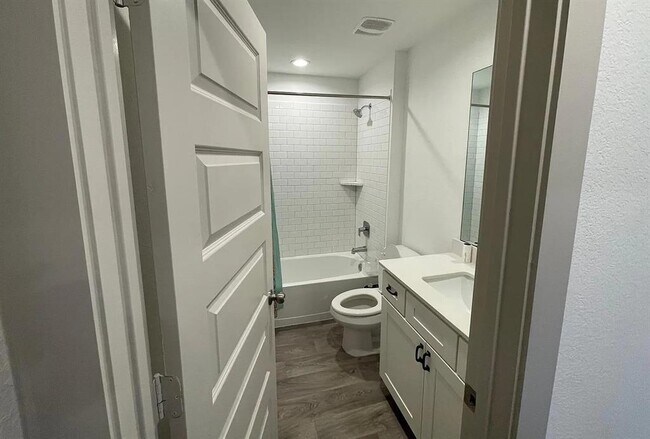 Building Photo - 7015 Sunbreeze Ln