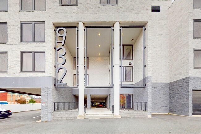 Building Photo - 932 Broadway