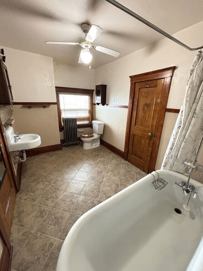 Building Photo - Make This House Your Home—Deposit Moves Yo...