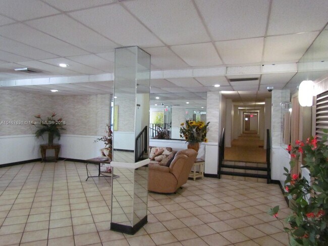 Building Photo - 4158 Inverrary Dr