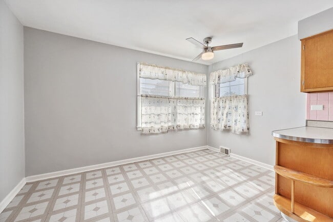 Building Photo - 5429 N Kimball Ave