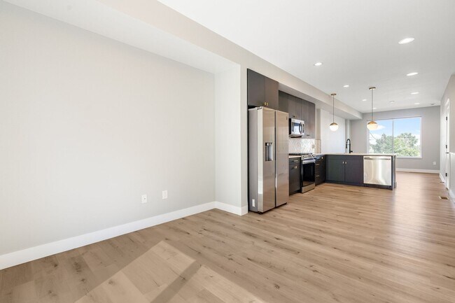 Building Photo - Gorgeous 3 bedroom, 4 bathroom townhome mi...