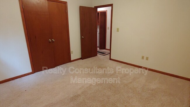 Building Photo - 302 Aspen Ct
