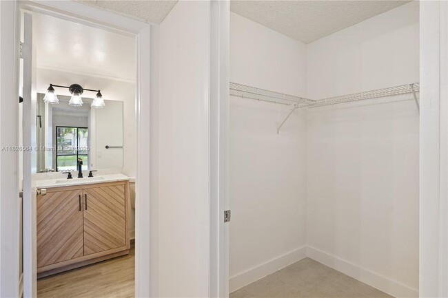 Building Photo - 1160 Washington Cir