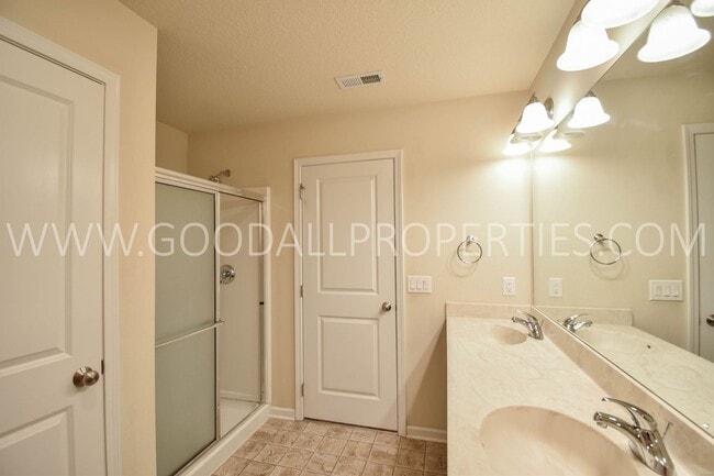 Building Photo - Check out this Beautiful 2 Bedroom, 2.5 Bath end unit Townhome in West Des Moines