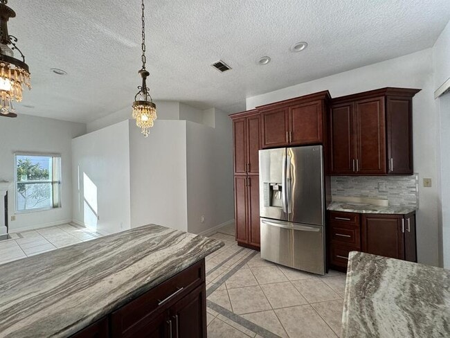 Building Photo - 664 Wyckliffe Pl