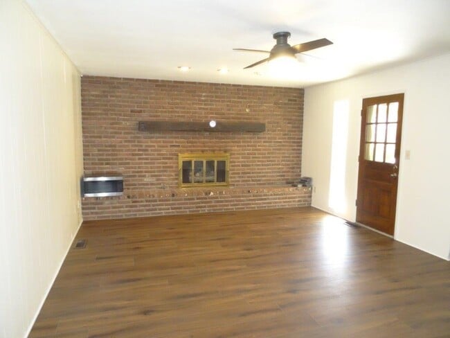 Building Photo - 1122 W Cypress St