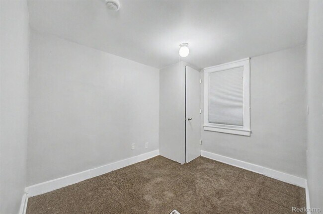 Building Photo - 1301 E Muir Ave