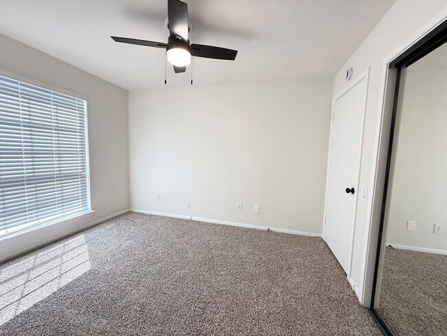 Building Photo - 1860 White Oak Dr