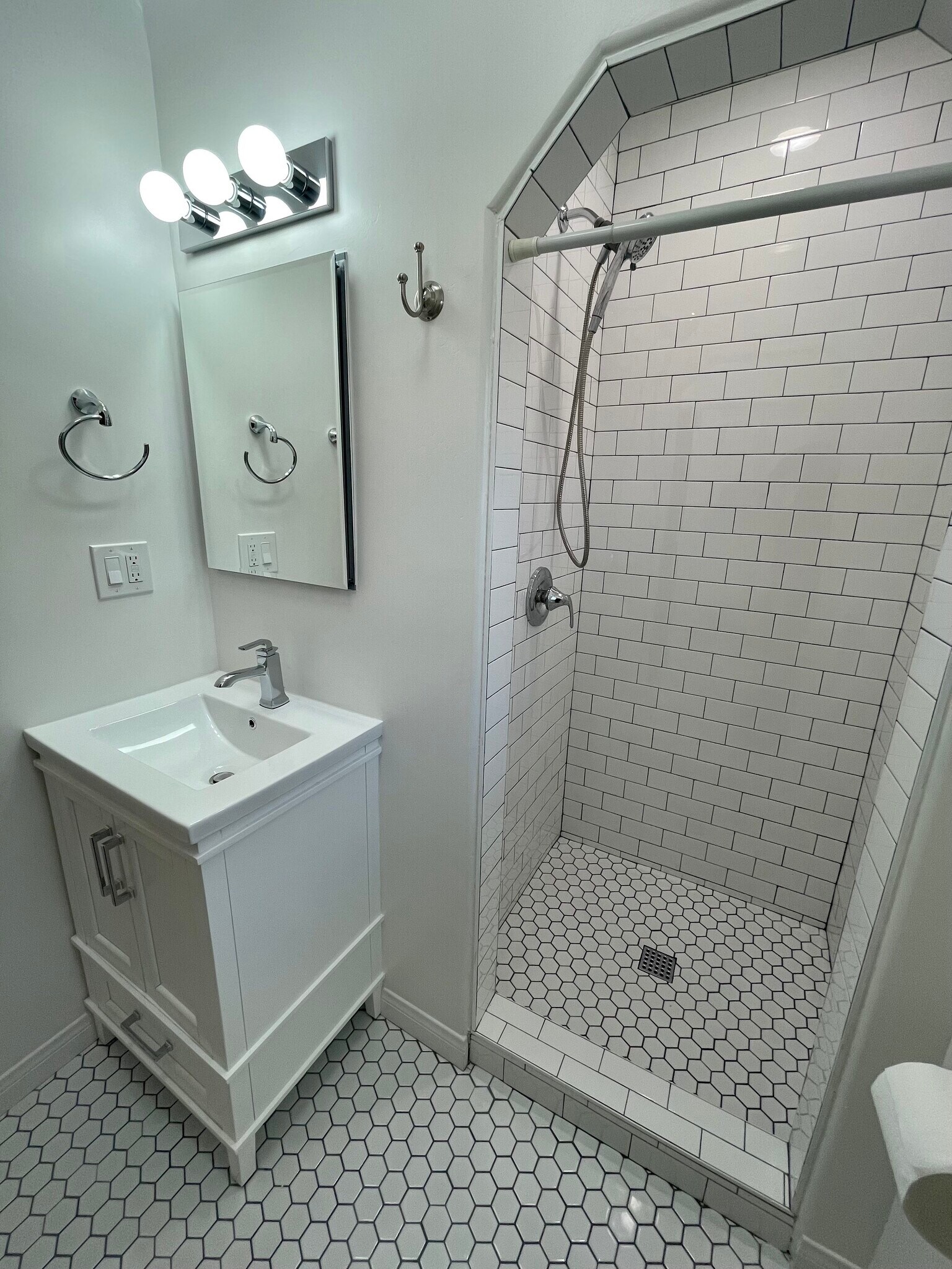 Primary Bathroom - 3015 Locust St