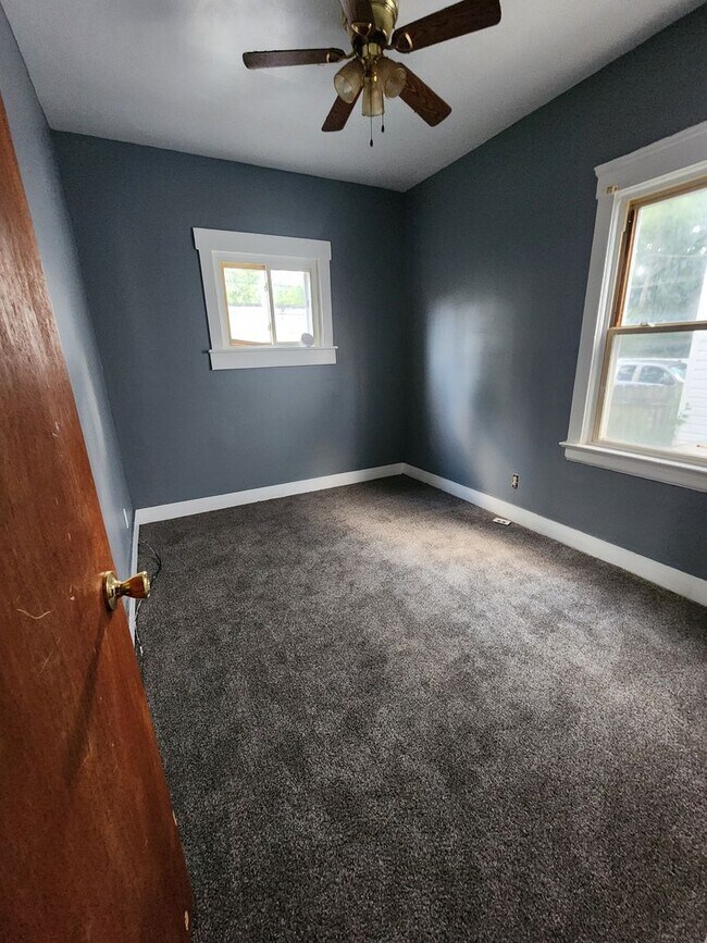 Building Photo - 2 Bedroom First Floor Apartment For Rent on E 122nd