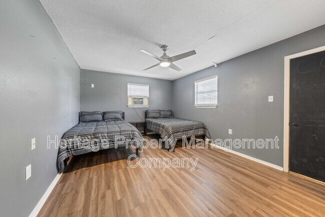 Building Photo - 640 Crest Ln