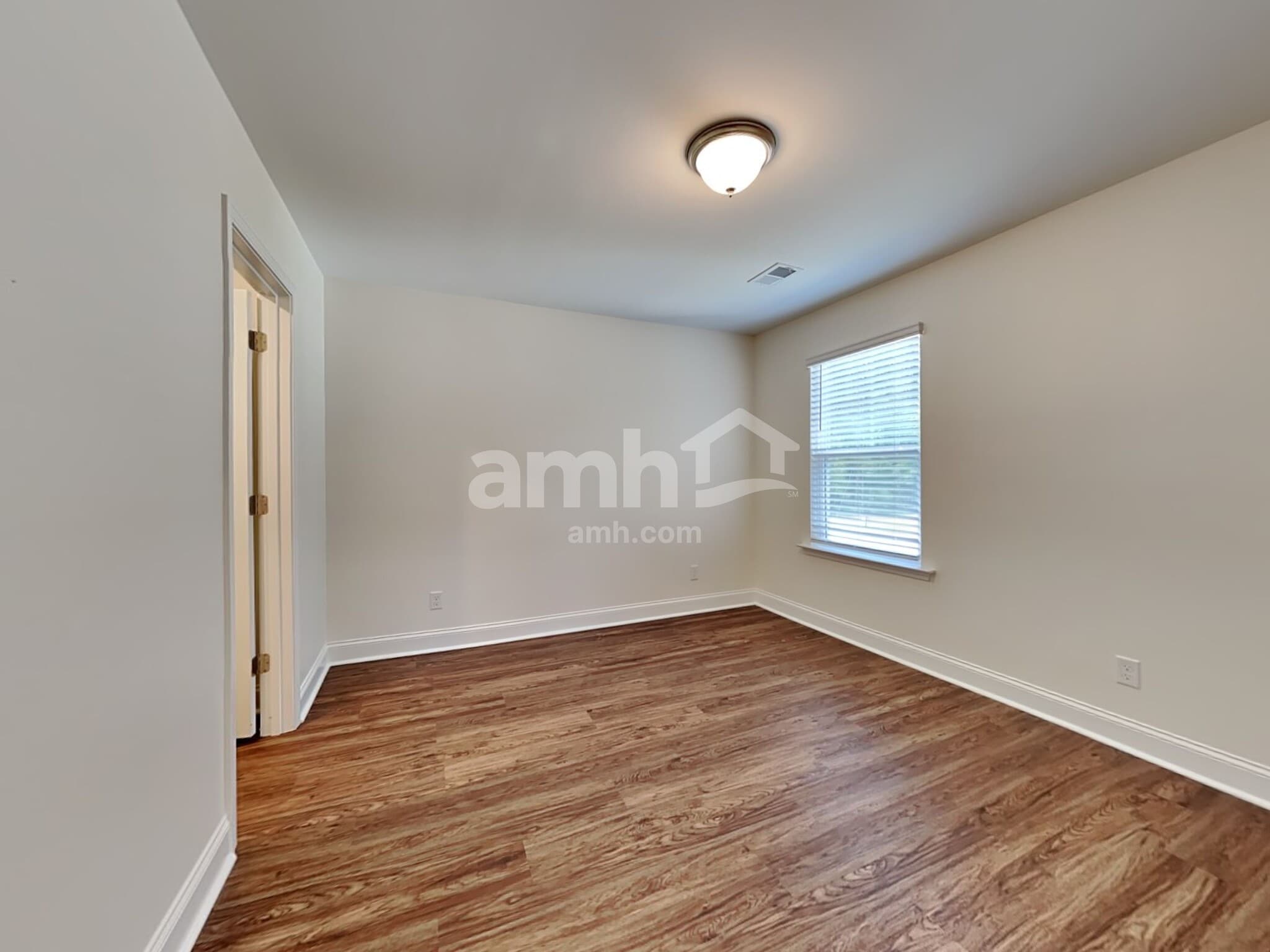Building Photo - 223 S Live Oak Dr