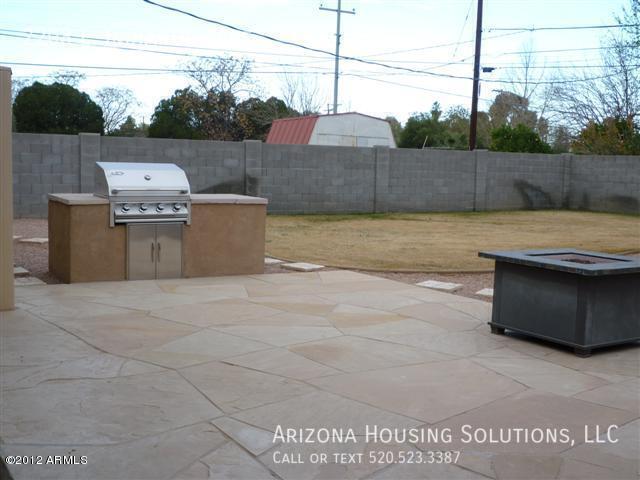 Building Photo - 2208 E Indianola Ave