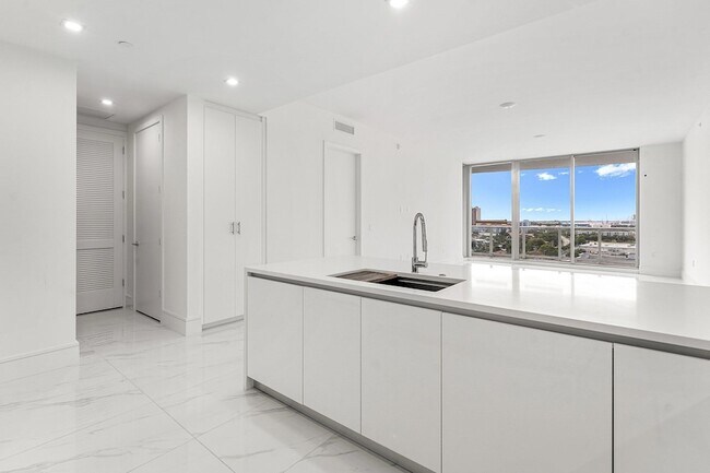 Building Photo - 220 Lake Shore Dr