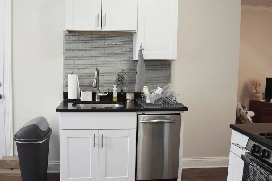 Building Photo - 3829 N Greenview Ave