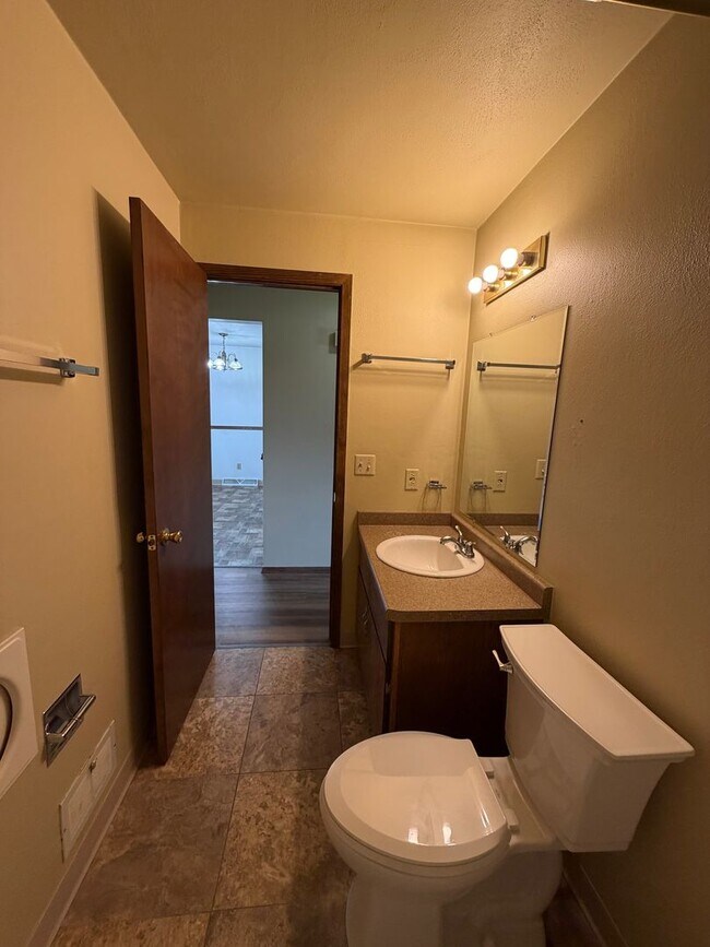 Building Photo - Midpark Duplex