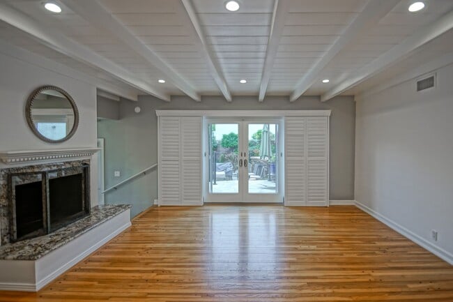 Building Photo - BEAUTIFULLY REMODELED, BRIGHT & AIRY HILLS...
