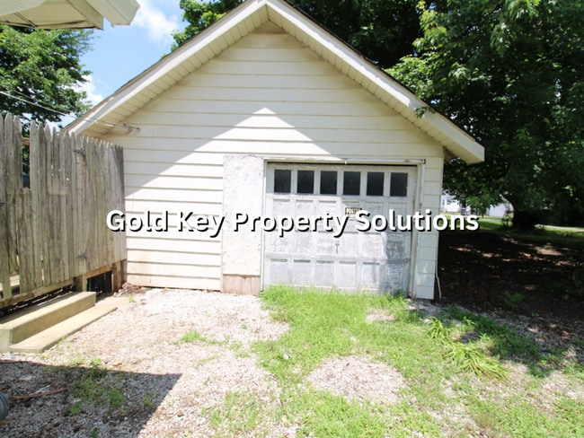 Building Photo - Nicely remodeled 2 BR 1 BA with Garage and...