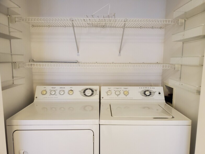 Building Photo - 4212 Central Sarasota Pky