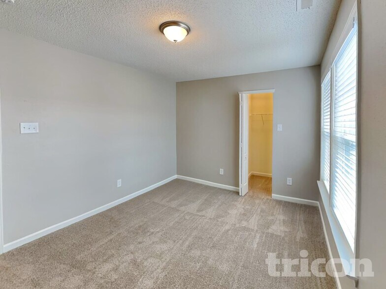 Building Photo - 915 Littleton Dr