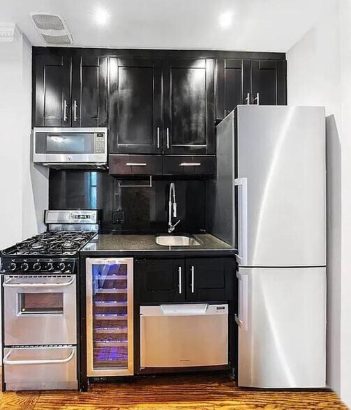 Building Photo - 438 W 52nd St