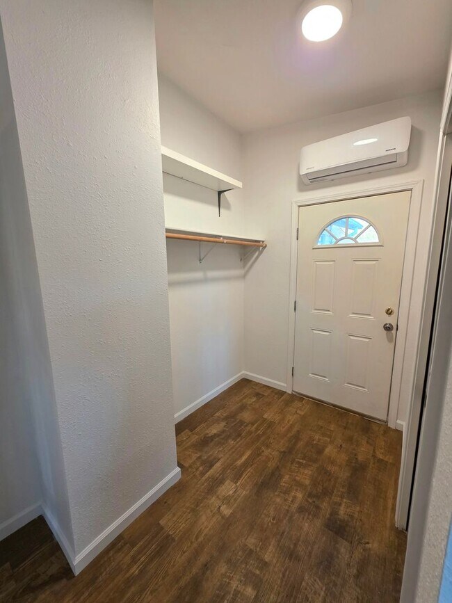 Building Photo - Charming 2 Bedroom on Acreage