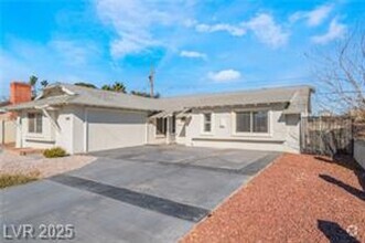 Building Photo - Fully Furnished, Remodeled & Upgraded Sing...