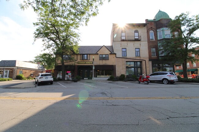 Building Photo - 622 N Western Ave