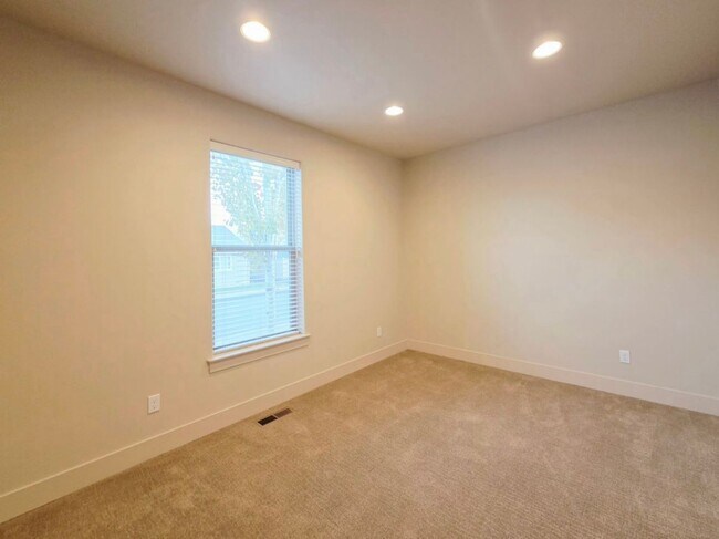 Building Photo - 1704/1706 Danny Boy Ln. Duplex