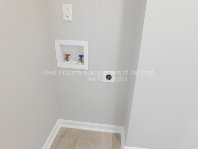 Building Photo - 406 Mason St NE