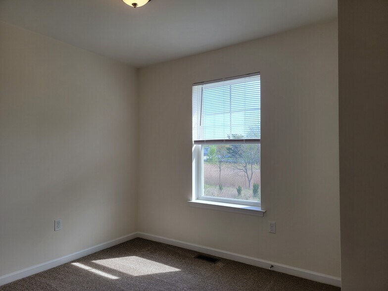 Building Photo - 62 Rollins Ln