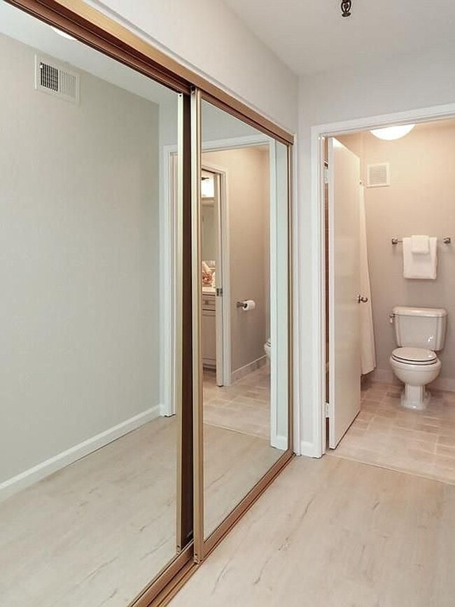 Building Photo - Beautiful and very Spacious 1BR 1BA Condo in Mountain View