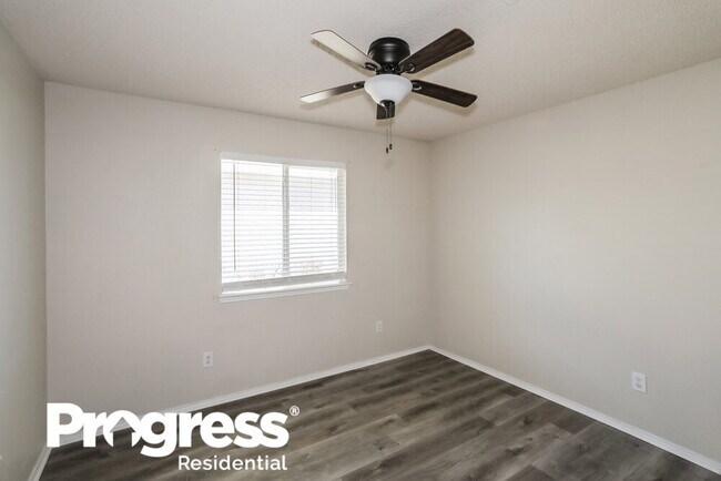 Building Photo - 1613 White Oak Rd