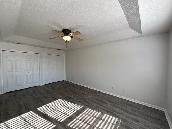 Building Photo - Beautiful Townhome