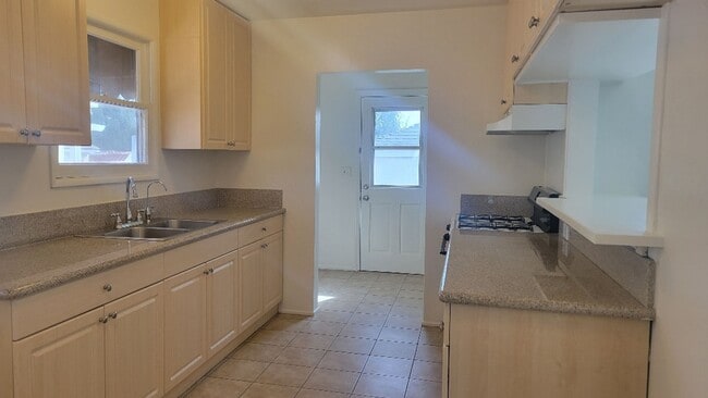 Building Photo - 4-bedroom 3 bath house in Granada Hills