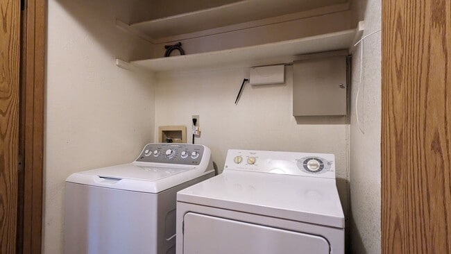 Building Photo - 2 bed 1 Bath Townhome Available Now