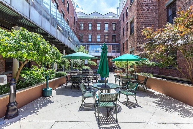 Building Photo - 357 Varick St