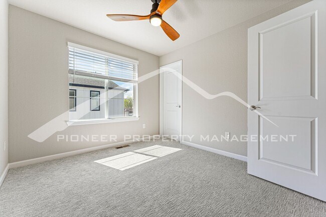 Building Photo - Gorgeous Townhouse with Washer/Dryer and C...