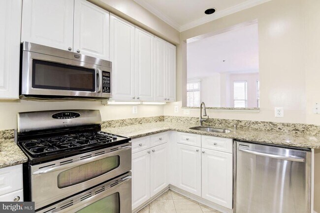 Building Photo - 1860 Stratford Park Pl