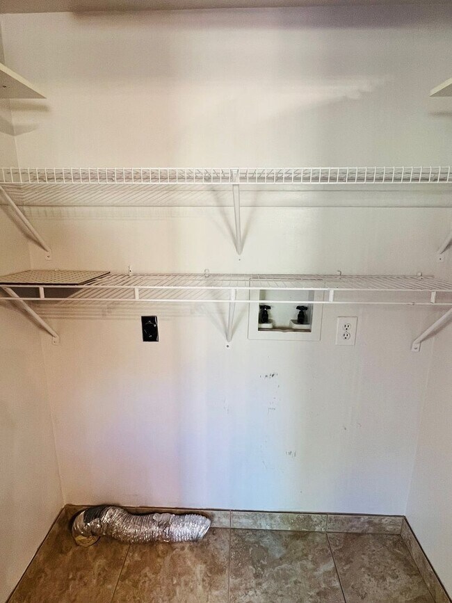 Building Photo - Beautiful townhouse, walk to the Ogden wat...