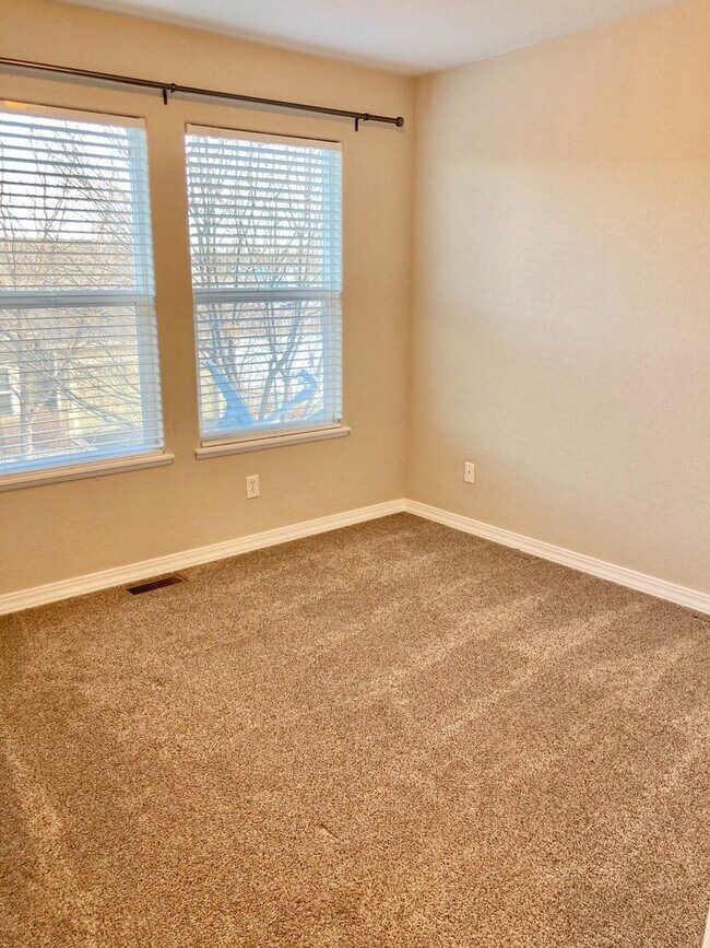 Building Photo - Lovely 3 Bedroom, 2.5 Bathroom Townhome